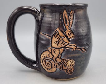 Taza de Caballero Liebre (16 oz) - Marginalia Medieval, Liebre, Caracol, Regalo de Cuento de Hadas, Criaturas Míticas, Animal - Taza de Café de Regalo DnD Mesiree