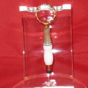 Handgemaakte Stylus-sleutelhanger (gelamineerd wit corian, wendge, wit en zwart pick-materiaal met 24Kt gouden afwerking)