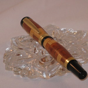 Gesegmenteerde TITAN Roller Ball Pen (Maple, Rosewood en Wenge)(24Kt Gold finish)--inclusief een Burgundy Artisan Cabretta PenBox