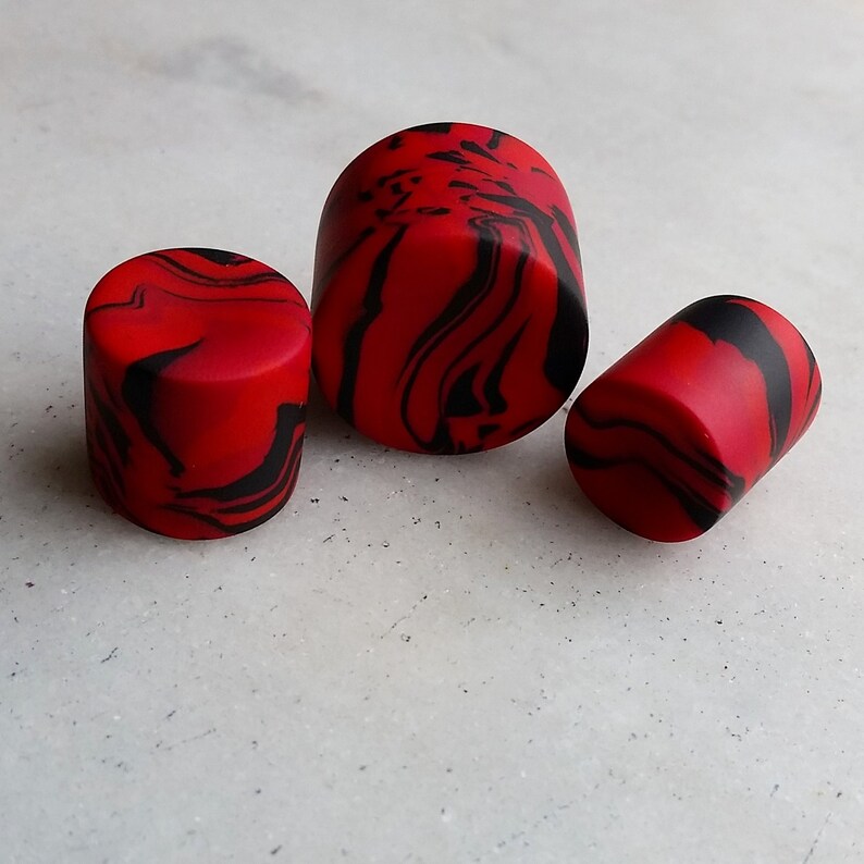 Black /& Red Ceramic Plastic Flesh Tunnels Plugs ** Sizes 9mm 10mm 14mm 16mm 17mm 18mm 19mm 20mm 22mm **