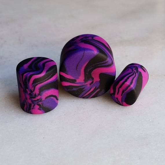 Black /& Red Ceramic Plastic Flesh Tunnels Plugs ** Sizes 9mm 10mm 14mm 16mm 17mm 18mm 19mm 20mm 22mm **