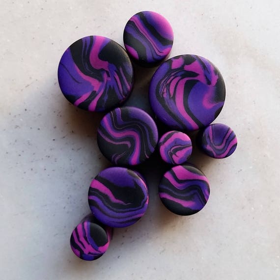 Black /& Red Ceramic Plastic Flesh Tunnels Plugs ** Sizes 9mm 10mm 14mm 16mm 17mm 18mm 19mm 20mm 22mm **