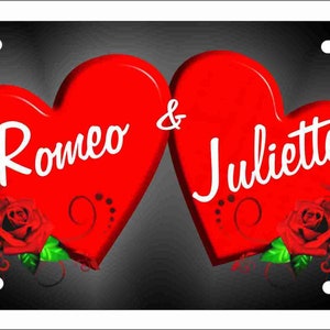 Placa de carro personalizada com dois corações vermelhos e rosas, placa de carro decorativa e inovadora para amantes