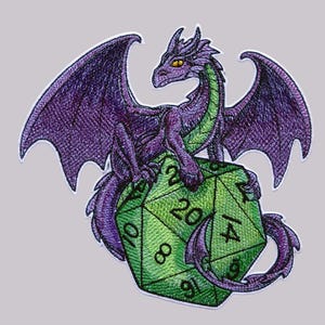Könnte beinhalten: Gestickter Aufnäher mit einem lila Drachen mit grünen Akzenten, der auf einem großen grünen zwanzigseitigen Würfel sitzt. Der Drache hat detaillierte Flügel und gelbe Augen, für Fantasy-Enthusiasten.