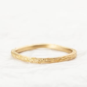 Unisex 18K Engraved Leaf Organic Gold Ring