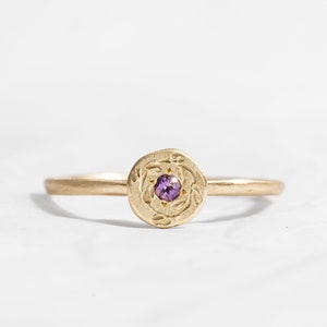 Anillo grabado con corona de flores y piedra natal amatista en oro de 14 quilates
