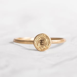 Anel floral inicial gravado em ouro amarelo sólido 14K com coroa personalizada