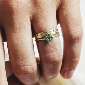 Beautiful 14k Solid Gold Natural Emerald Clover Flower Bridal Rings Set, Engagement Ring & V Wedding Band for Women