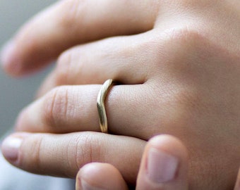 Einzigartige Hochzeit Band, 14K Massivgold geschnitzt Ring, gewellte Frau Ring, gebürstet Goldring 2mm Chunky Goldring für Frauen