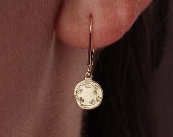 Pendientes de monedas colgantes de oro macizo de 14k, pendientes colgantes de oro floral, pendientes de tiara, pendientes de flujo grabados, pendientes románticos