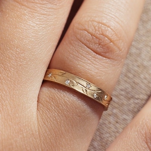 Romantic 18k Solid Gold Engraved Leaves and Diamonds Engegement Band
