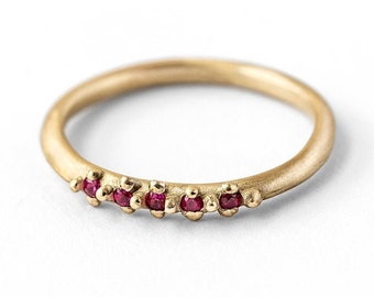 Natürlicher Rubin 14K Goldring, Verlobungsring, Zarte Minimalistische Stapelring, Halbe Eternity Ring, Roter Edelstein 14K Gold Rubinring