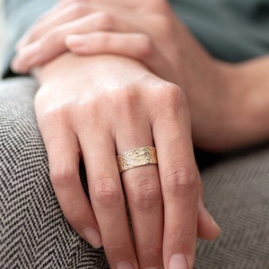 Women Wedding Band, Wide 14K Gold Wedding Ring, Solid Gold Texture Ring.