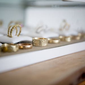 Conjuntos de alianzas de boda, alianzas de boda para mujeres, alianzas de bodas para hombres, alianzas de boda de oro macizo de 14K, venta navideña, anillo orgánico, anillo de oro imagen 7