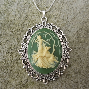 Stunning Goddess Diana with Deer Cameo Pendant Necklace---Green .925 plated 22&quot; Chain--- Great Quality