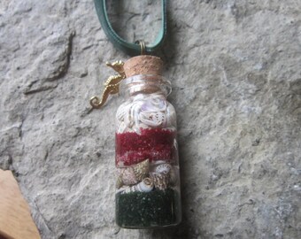 2 in 1 sieraad en ketting - Christmas at the Beach, echte rood en groen gekleurd zand & zeeschelpen in een glazen fles, en de charme van een Seahorse