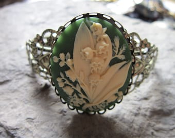 Pulsera de filigrana de bronce con camafeo de lirio de los valles - Gran calidad - Única - Boda - Novia - Verde
