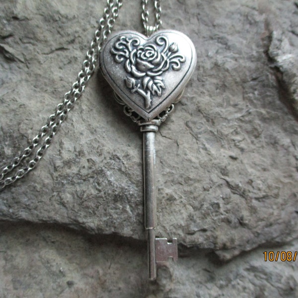 Silver Heart Locket Skeleton Key with a Rose - Victorian Style - Romantic - Unique - Key to my Heart