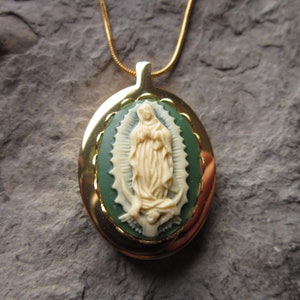 Señora de Guadalupe, Virgen María Cameo Collar de Urna Chapado en Oro de Acero Inoxidable - Cenizas -Relicario de Cabello - Memorial - Urna Religiosa