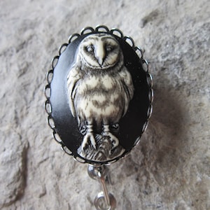 Granero Búho pintado a mano Cameo ID Titular de la insignia - Retráctil - Lanyard - Trabajo - Doctor - Enfermera - Veterinario - Halloween - Goth