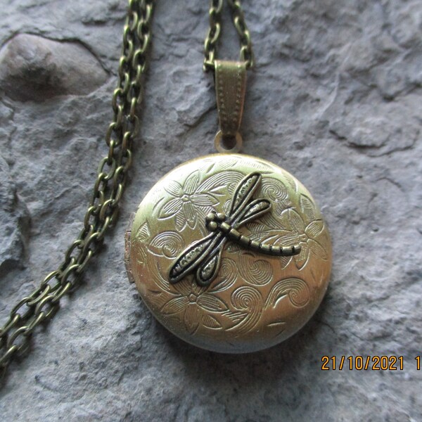 Bronze Dragonfly Bronze Round Locket -  Antique look - Vintage Look - Great Quality - Insect