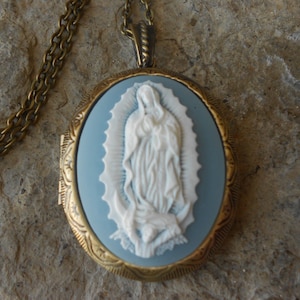 Elija azul o negro - Virgen María - Señora de Guadalupe Cameo Medallón de bronce - Religioso - Aspecto antiguo - Pascua - Navidad - Gran calidad