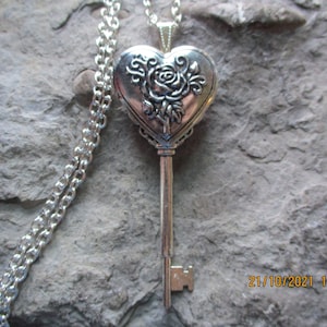 Silver Heart Locket Skeleton Key with a Rose - Victorian Style - Romantic - Unique - Key to my Heart