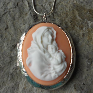 Cameo Locket!!! Gorgeous Virgin Mary and Baby Jesus (Mother and Baby)!!! Religious - High Quality!!!  Weddings, Photos, Keepsakes