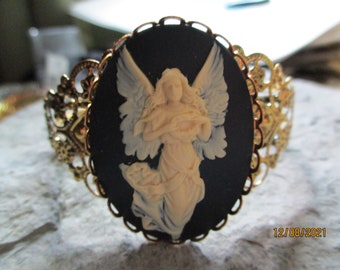 Guardian Angel Cameo Gold Filigree Adjustable Cuff Bracelet - Gran Calidad - Religioso, Pascua, Navidad