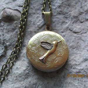 Bronze Hummingbird Bronze Round Locket -  Antique look - Vintage Look - Great Quality - Bird - Humming Bird