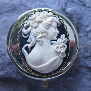 Kies Goud of Zilver - Victoriaanse vrouw Cameo Pill Box - Medicatie Case - Pill Case - Meds - Victoriaanse Dame - Godin Medicatie Organizer
