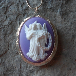 Cameo Locket!!! Two Angels with a Floral Heart Wreath!!! High Quality!!!  Weddings, Photos, Keepsakes