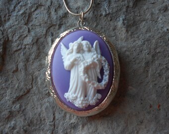 Cameo Locket!!! Two Angels with a Floral Heart Wreath!!! High Quality!!!  Weddings, Photos, Keepsakes