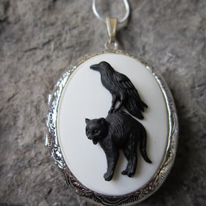 Wählen Sie auf Weiß, Grau oder Creme - Rabe, Krähe, auf einer schwarzen Katze Cameo Versilberten Medaillon - Halloween - Hexe - Goth - Mourning - Death