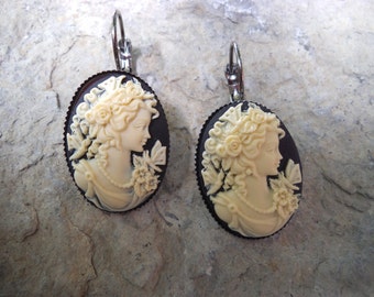 Boucles D'oreilles Pendantes Grand Camée Victorien - Portrait Blanc Sur Fond Noir, Bronze, Dormeuses - Neuf