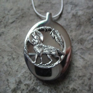 Collar de urna de acero inoxidable con forma de lobo aullando a la luna. Pluma, atrapasueños, cenizas, mechón de pelo, recuerdo, urna, joyería de cremación