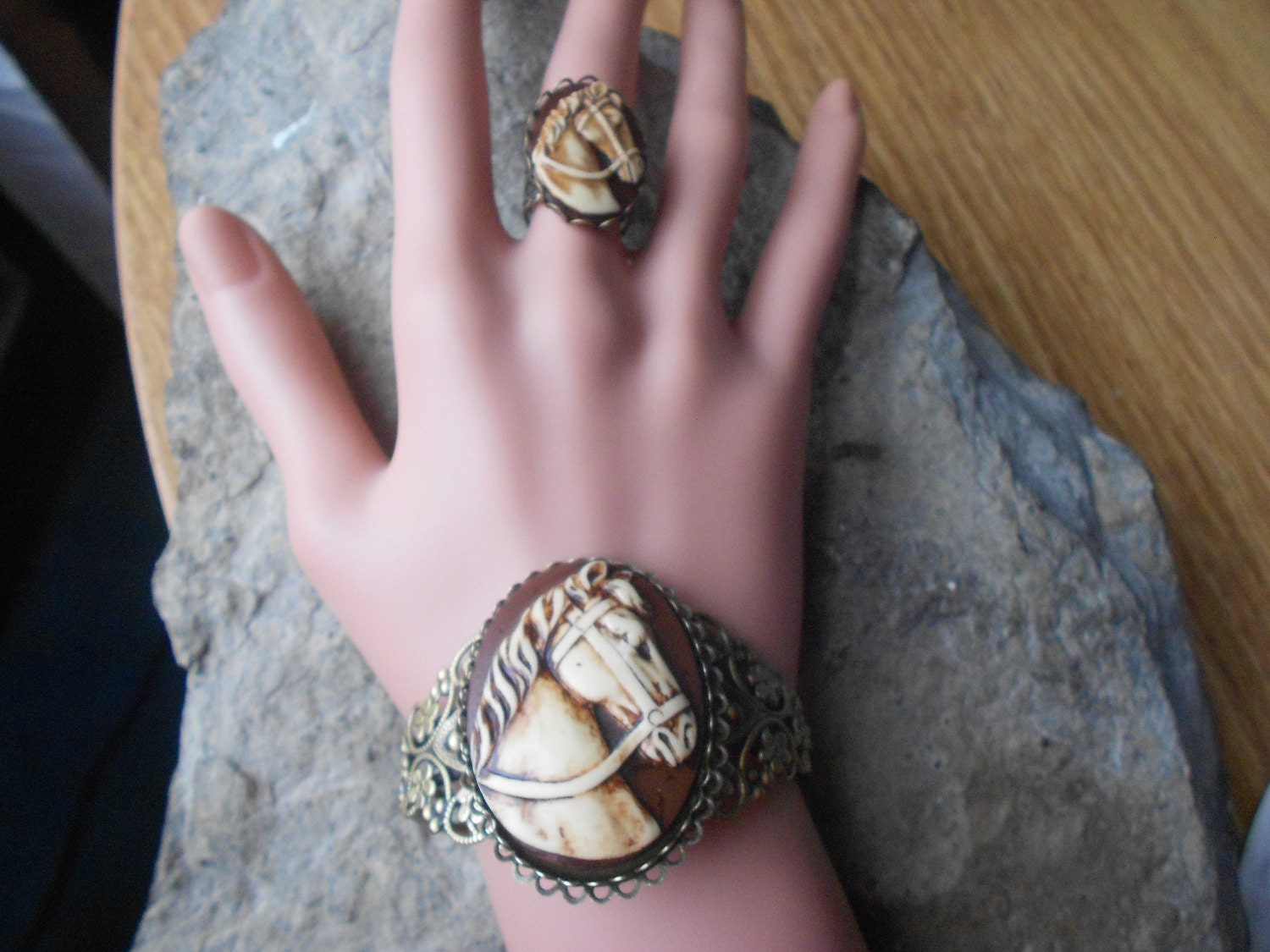 【ふー】 Q-pot. 毒リンゴブレスレット milk カメオイヤリング 赤々と照る“毒リンゴ”を胸元に 「白雪姫」モチーフのアクセサリーが