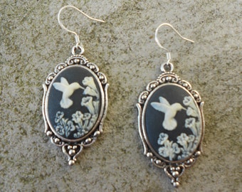 Elija Plata u Oro - Pendientes de camafeo de colibrí marfil (sobre fondo negro) - Calidad - Pendientes negros, pájaro negro