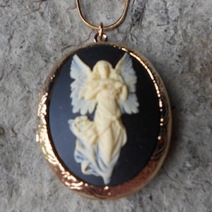 Flying Guardian Angel Cameo Gold Plated Locket!!! High Quality!!!  Religious, Mother Mary, Weddings, Photos, Keepsakes