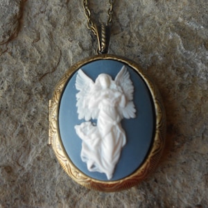 Elige azul o rojo, Medallón de bronce con camafeo de ángel de la guarda, Religioso, 2 pulg. de largo, Bronce, Aspecto antiguo, Pascua, Navidad, Gran calidad