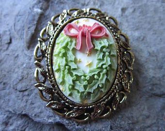 Choose Gold or Silver -2 in 1 Christmas Wreath Cameo Brooch / Pin / Pendant -Quality - Festive - Christmas, Holiday
