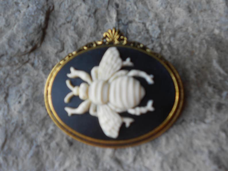 BEE CAMEO EARRING CUBIC ZIRCONIA