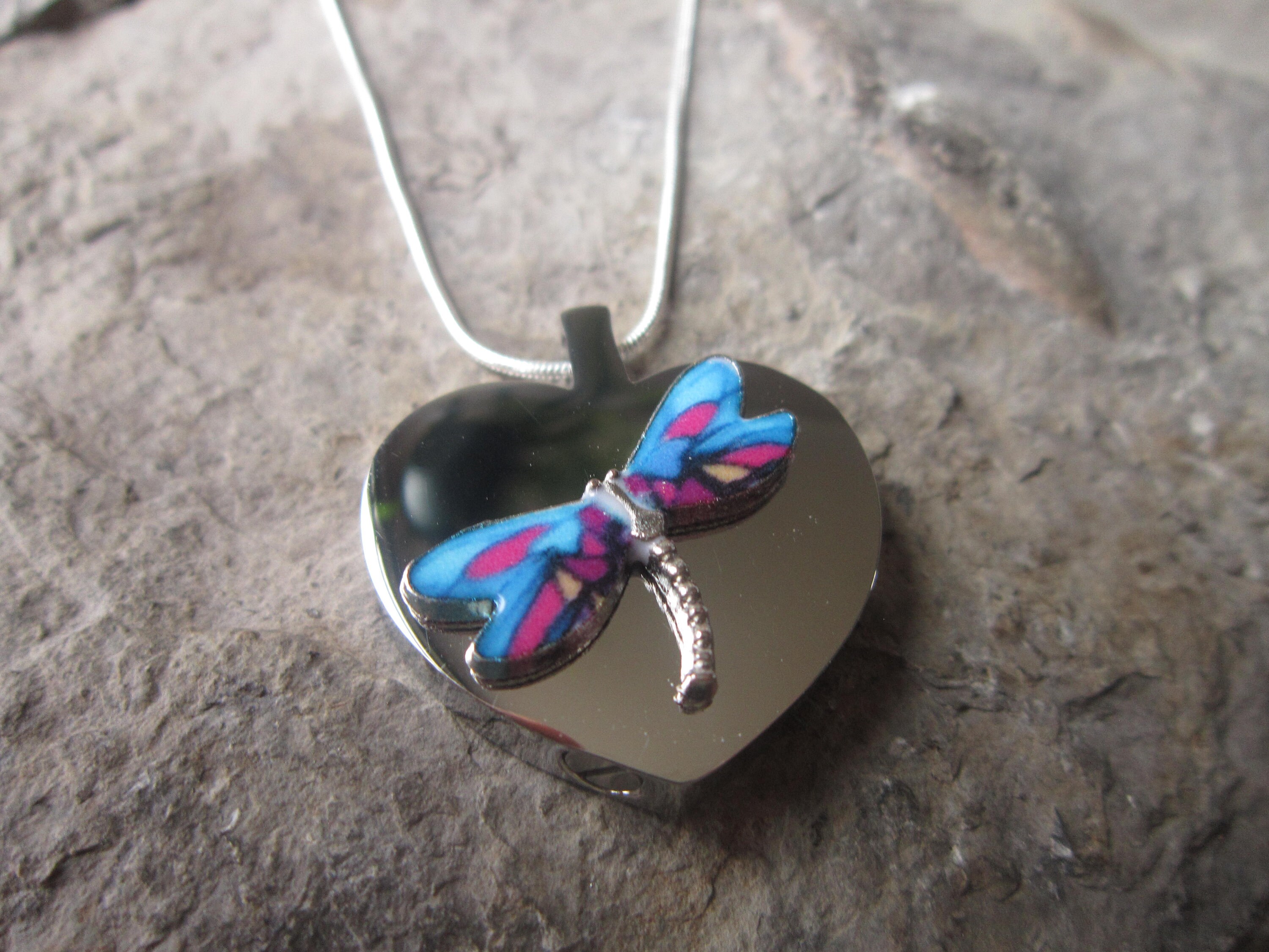 Collana con nodo a farfalla e cuore in acciaio dorato