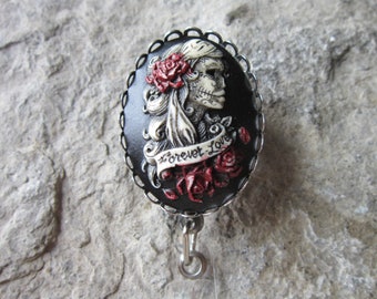 Forever Love skelet vrouw Hand geschilderde Cameo ID Badge houder - intrekbare - Lanyard - werken - Doctor - verpleegkundige - dierenarts - Halloween - Goth