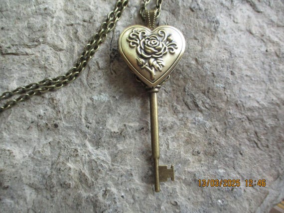 Bronze Heart Locket Skeleton Key with a Rose - Victorian Style - Romantic - Unique - Key to my Heart