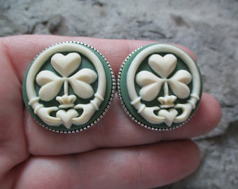 Par de abotoaduras com trevo e Claddagh em camafeu - Irlandês - Celta - Natalino - Qualidade - Abotoaduras - Alfinete para lenço, presilha para lenço