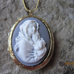 Gold Plated  Virgin Mary Cameo Locket - Gray - High Quality -  Religious, Mother Mary, Weddings, Photos, Keepsakes