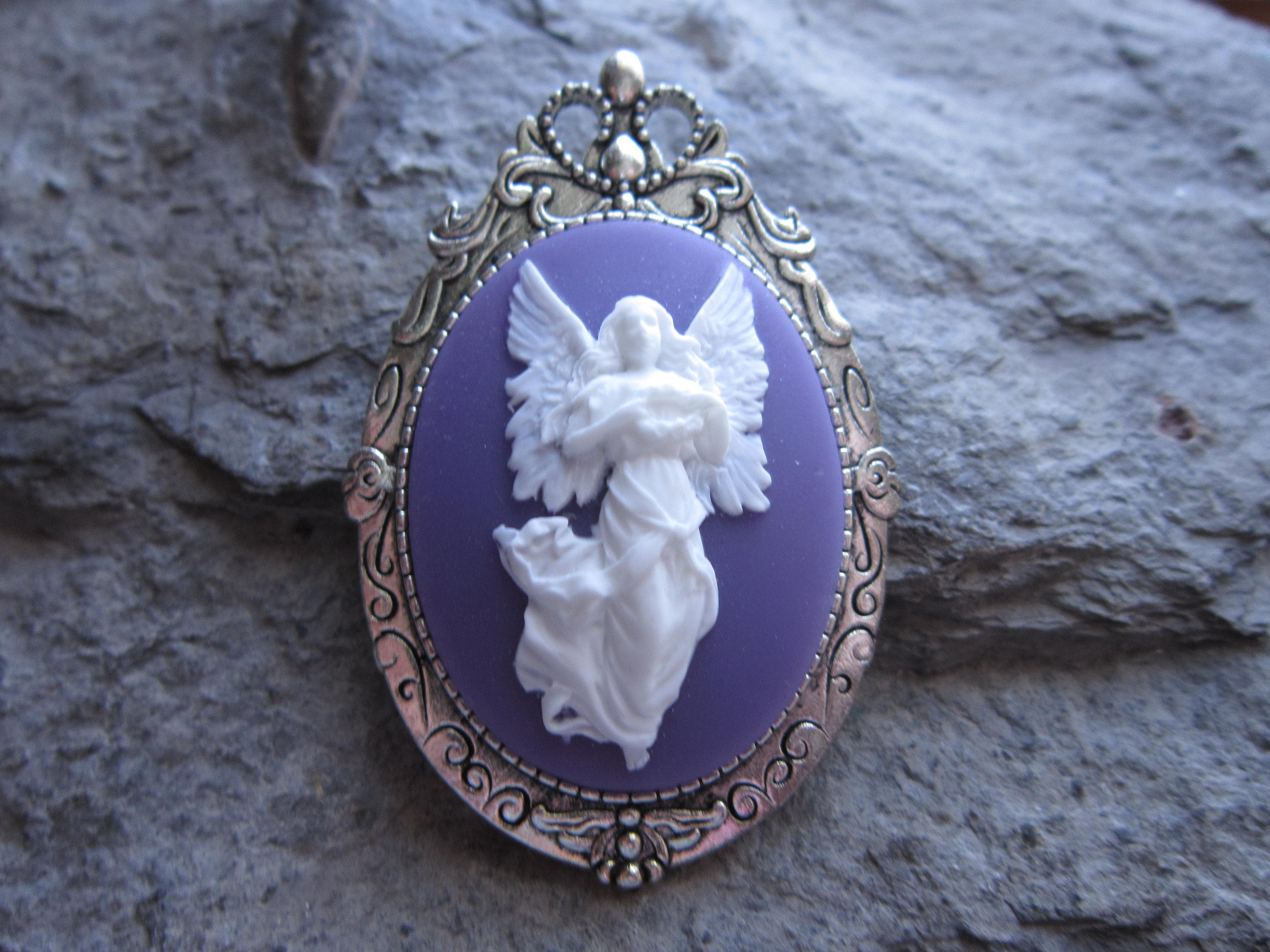 Jolie Broche épingle En Acier Argenté Avec Cabochon Anges - 25mm, Neuf Sans Emballage