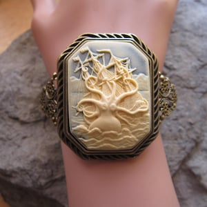 Kraken en Clipper Schip Cameo Verstelbare Bronzen Filigree Cuff Bracelet - Octopus - Inktvis - Uniek