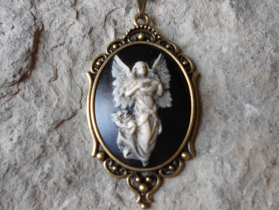 美しい翼を持つ手描きの天使（黒背景）カメオペンダントネックレス